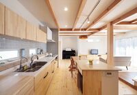 平塚市　注文住宅　自然素材　キッチン　キッチン収納　ダイニング　テーブル　照明　